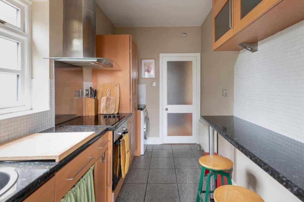Stylish Central Apartment With Parking - Garden And Workspace Бат Екстер'єр фото